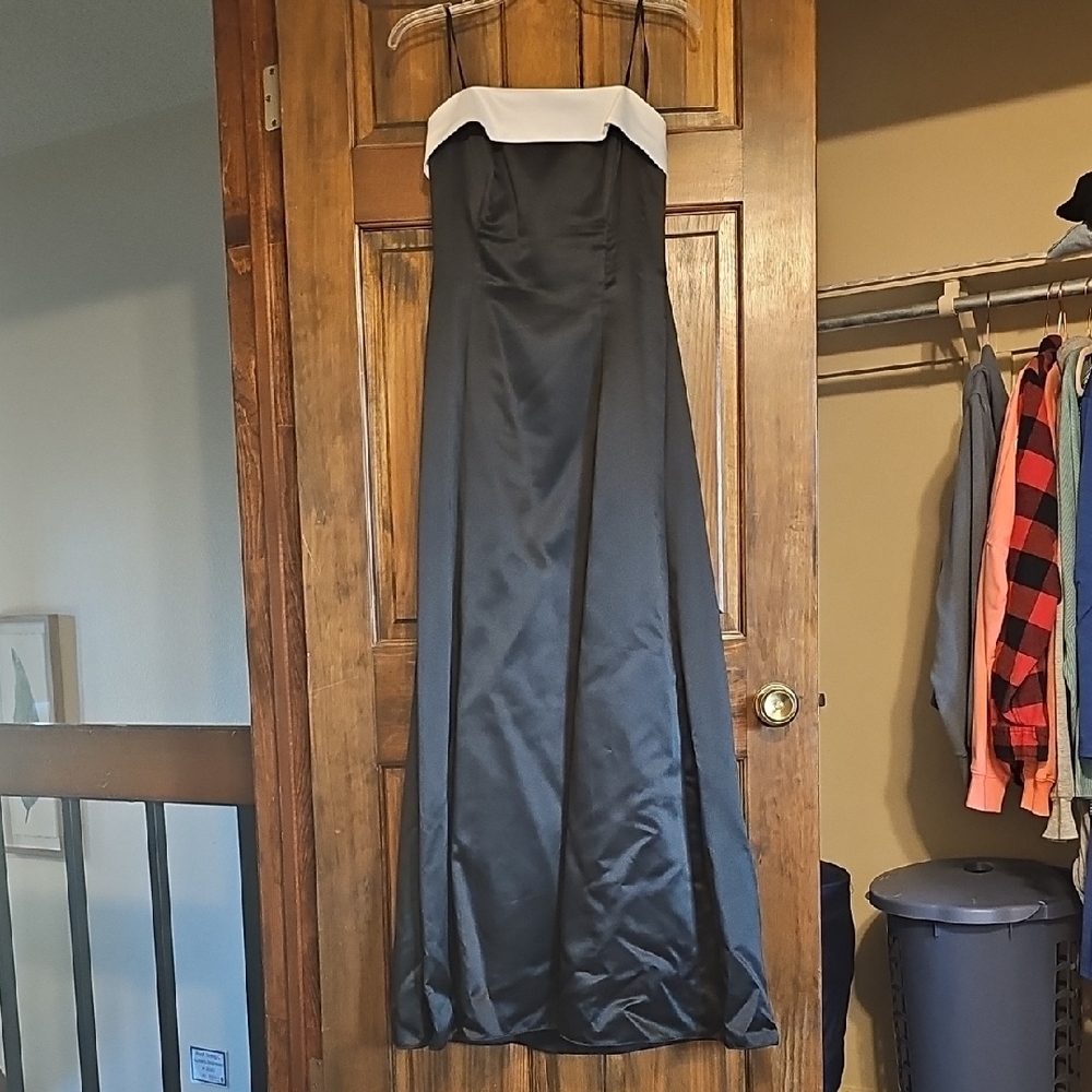 Jump Black and White Sleeveless Gown